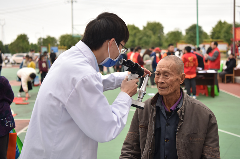 田東縣人民醫(yī)院醫(yī)生給老人檢查眼睛。田東縣委宣傳部供圖