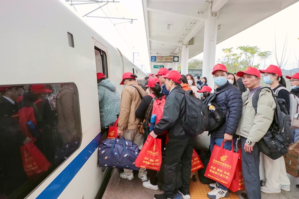 務(wù)工旅客有序進(jìn)站乘車。盧詩(shī)宇攝