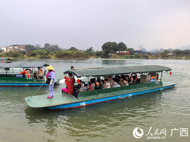 游客在陽朔世外桃源景區(qū)乘船觀光。人民網 付華周攝