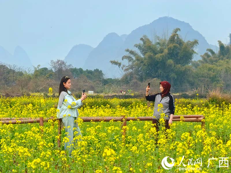 游客在陽朔遇龍河景區(qū)拍照打卡。人民網 付華周攝