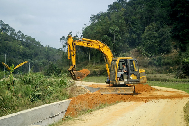 圖為六良村拓寬村屯道路的施工場景。