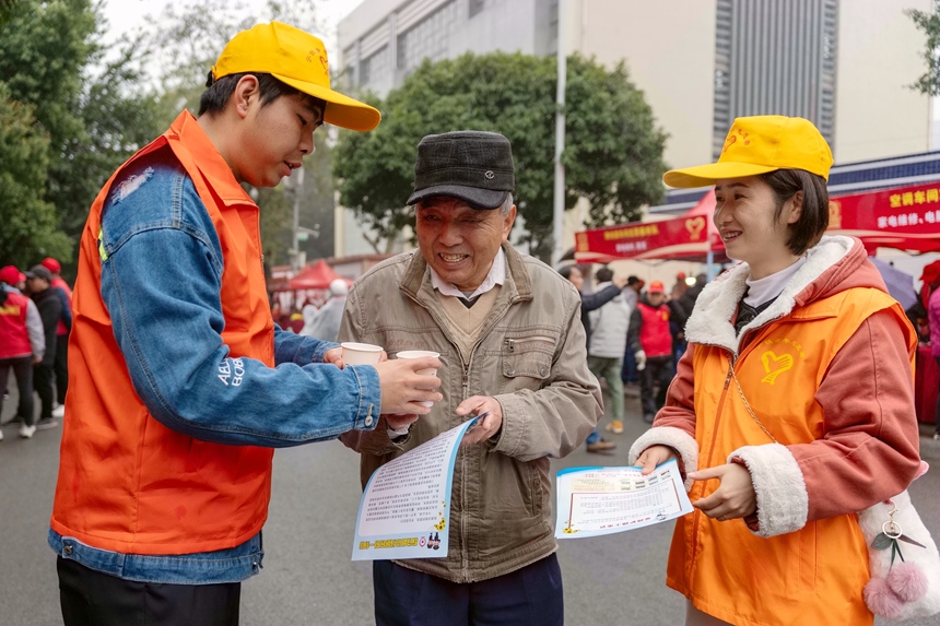 寧鐵青年向周邊居民發(fā)放愛路護路宣傳單。蘭炳侶攝