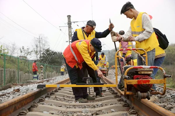 作業(yè)人員正在調整線路幾何尺寸。劉錦濤攝