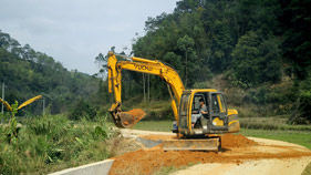 容縣靈山鎮(zhèn)六良村：“環(huán)村道路”建起來(lái)