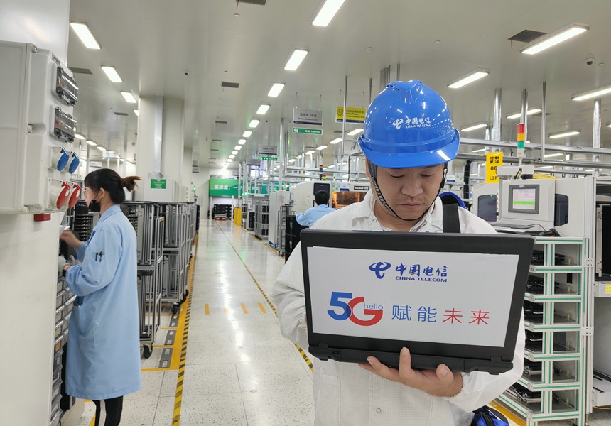 電信技術人員優(yōu)化聯(lián)電工廠5G信號。鄭波攝