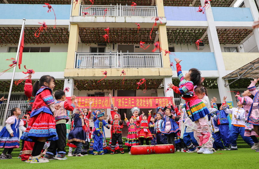 孩子們將繡球拋向空中。陽海翔攝