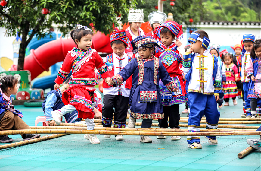 孩子們身著民族服裝跳竹竿舞。陽(yáng)海翔攝