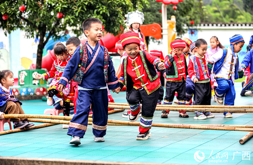 孩子們體驗竹竿舞。人民網(wǎng)記者 陳燕攝