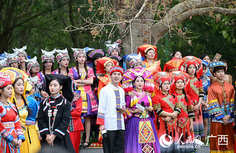 同學(xué)們身著少數(shù)民族服飾。人民網(wǎng) 雷琦竣攝