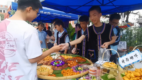 活動中，學生在售賣特色美食。右江區(qū)委宣傳部供圖