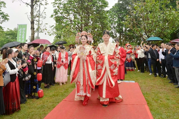 “千年之約 情定三月”古風(fēng)集體婚禮。周文虹攝