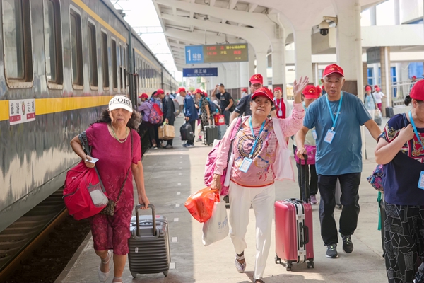 旅客們有序進站，搭乘旅游專列。李超宇攝