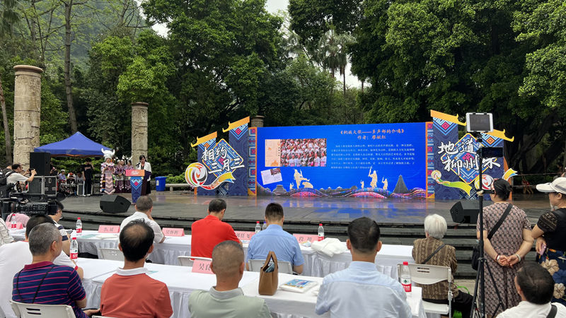 柳州本地作家作非遺推介。柳州市融媒體中心供圖