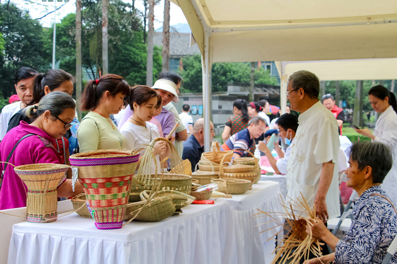 市民游客了解非遺作品。柳州市融媒體中心供圖