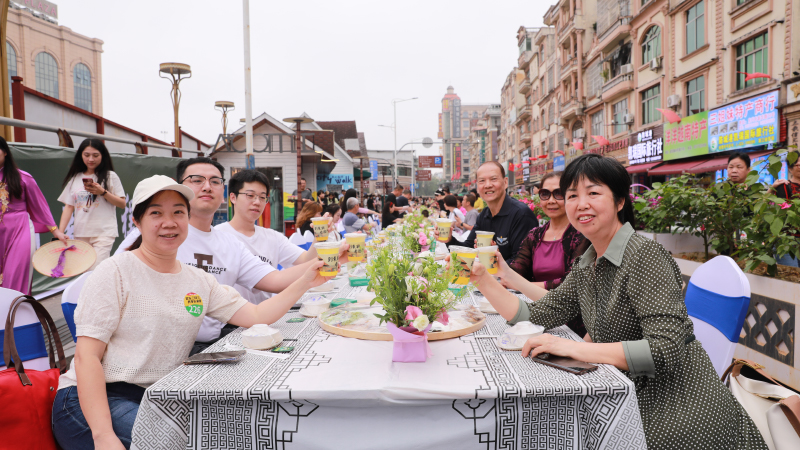 京族長(zhǎng)桌宴吸引了眾多游客。東興市融媒體中心供圖