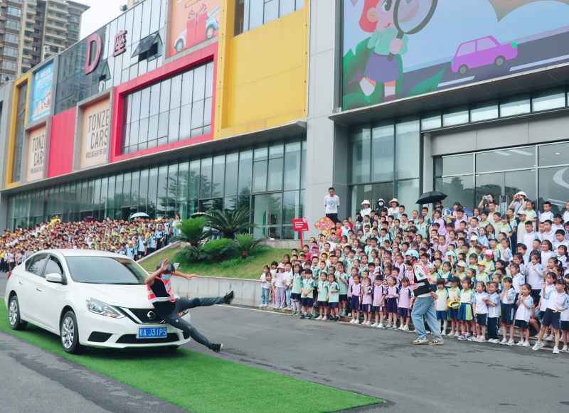 汽車主題研學中，演繹“汽車盲區(qū)”“闖紅燈”等安全情景。廣西桂物機電集團供圖