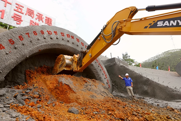 黃百鐵路百福1號隧道在進行掘進作業(yè)。莫小斌攝