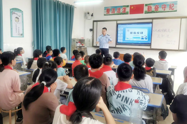 系列法治進校園宣傳教育活動現(xiàn)場。田東縣委宣傳部供圖