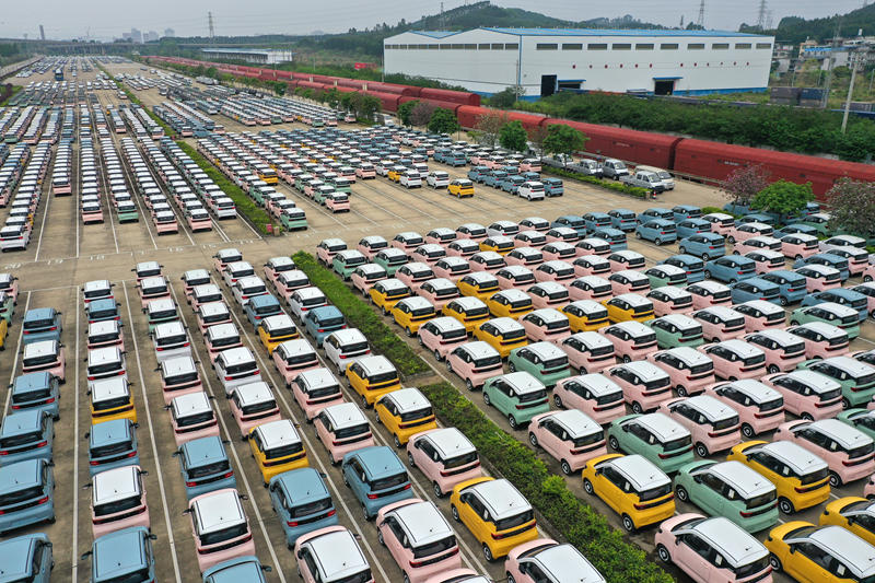 在柳州市柳東新區(qū)雒容汽車物流基地，柳州產(chǎn)新能源汽車正等待通過鐵路發(fā)往各地銷售。黃蕊攝