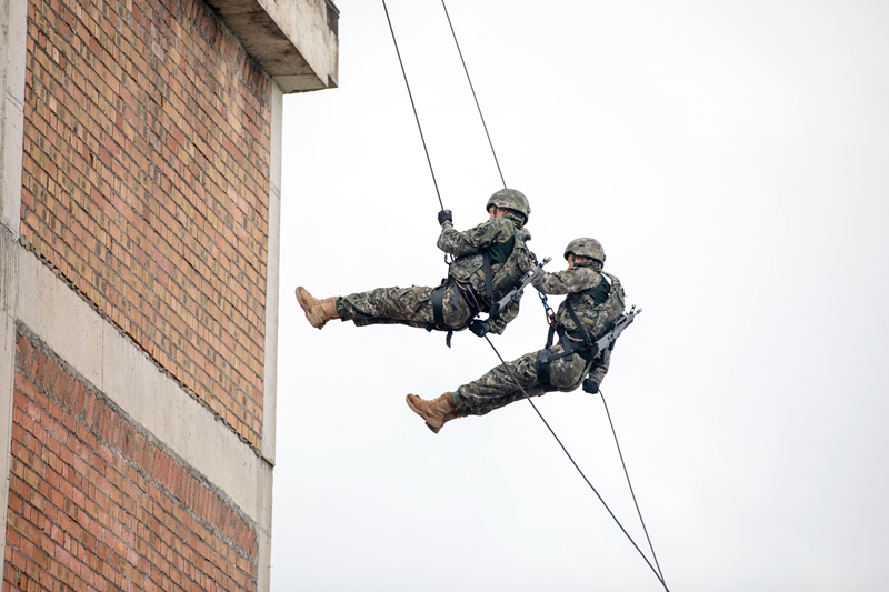 武警官兵正在進(jìn)行下滑訓(xùn)練。