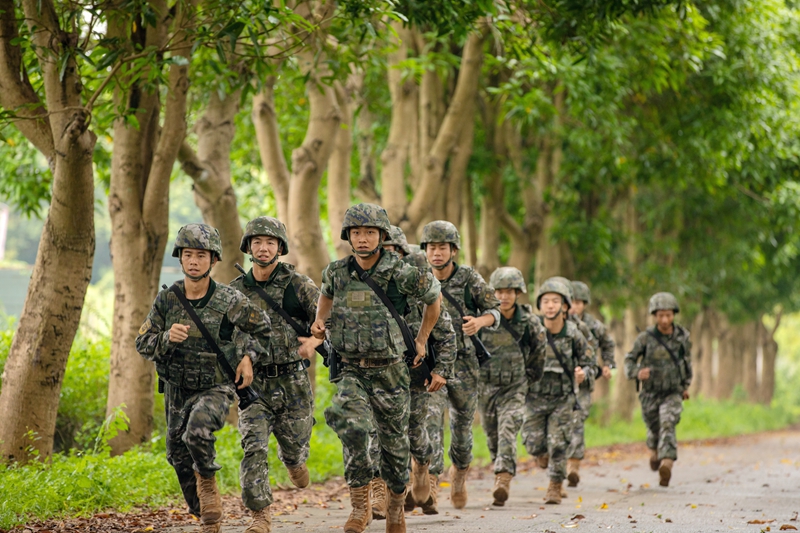 武警官兵正在進(jìn)行五公里武裝越野考核。