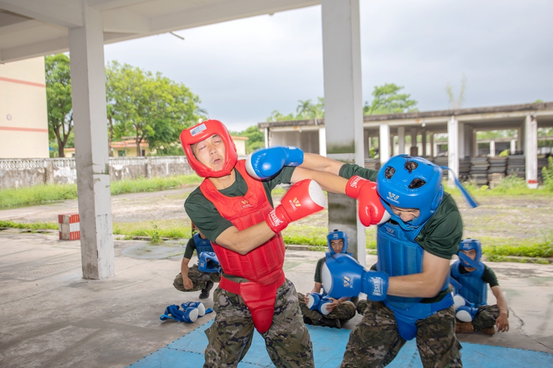 武警官兵正在進(jìn)行搏擊對(duì)抗訓(xùn)練。