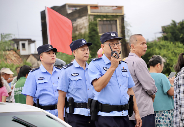 民警在活動現(xiàn)場巡邏執(zhí)勤。代金晨攝