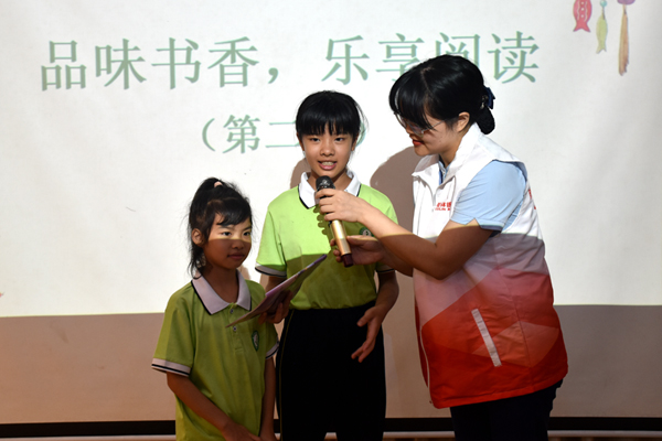 孩子分享圖書。