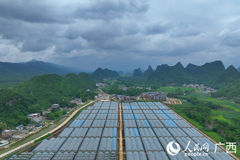 基地和移民新村。人民網(wǎng) 付華周攝