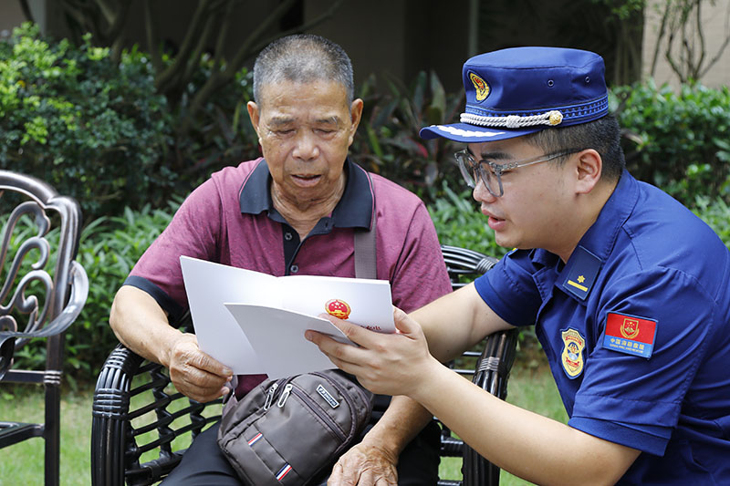 宣傳人員向居民群眾普及新頒布《規(guī)定》的內(nèi)容。梧州市消防救援支隊(duì)供圖