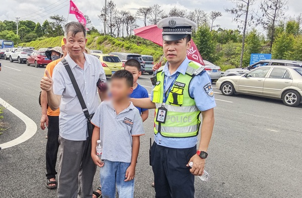 幫助走失男孩尋找家人