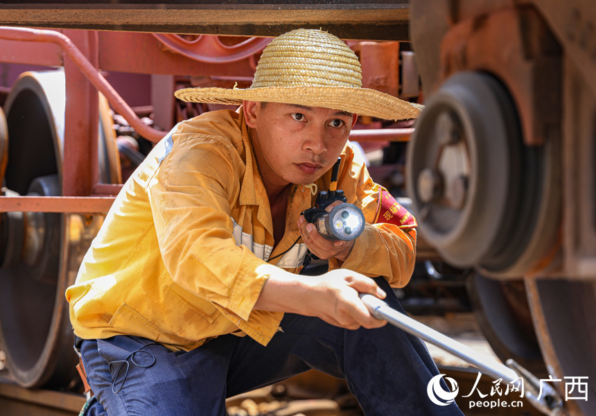 檢車員在高溫下進(jìn)行檢車作業(yè)。人民網(wǎng)記者 王勇攝