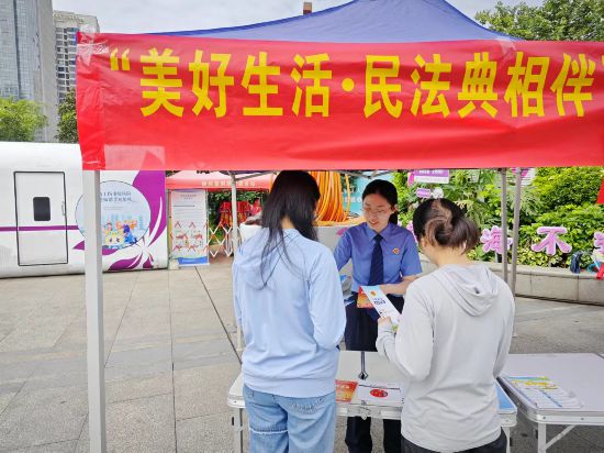 與法同行 “典”亮繽紛夏日