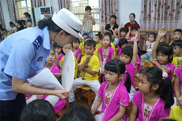 東興市公安局交通管理大隊(duì)在江平鎮(zhèn)幼兒園給萌娃講交通安全知識(shí)