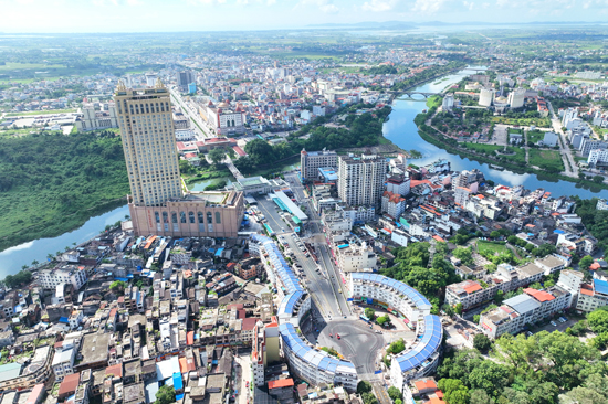 東興國門景區(qū)。黃錦新攝