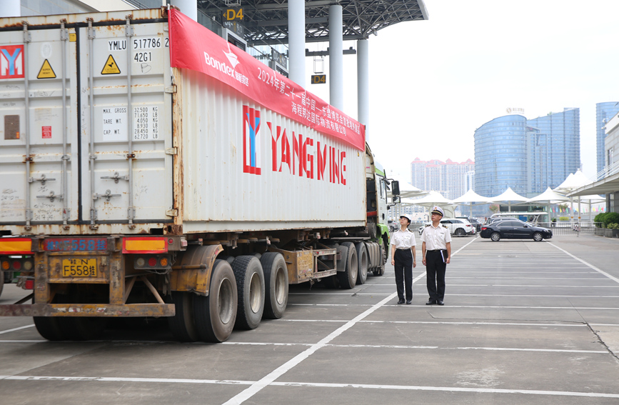 海關(guān)關(guān)員對貨物運輸車輛進行檢查。邕州海關(guān)供圖