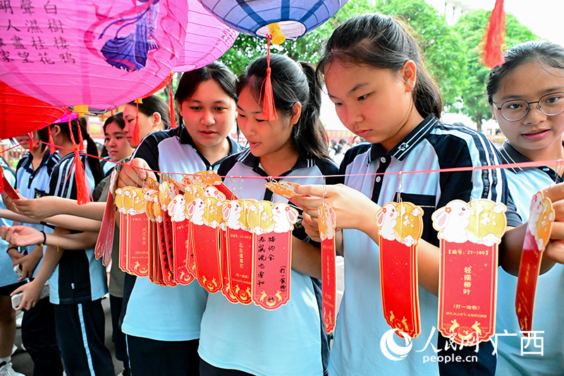 學(xué)生在猜燈謎。人民網(wǎng) 雷琦竣攝