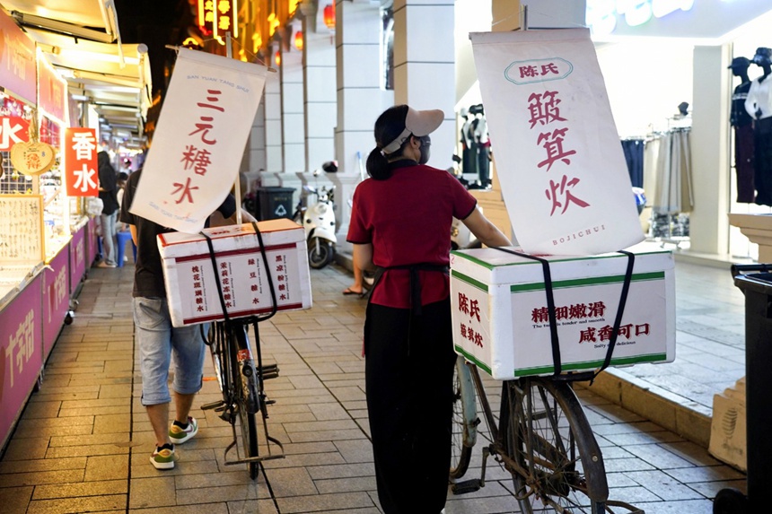 走街串巷的糖水與簸箕炊。玉州區(qū)委宣傳部供圖