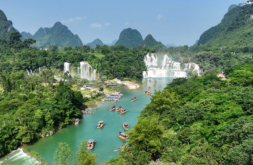 游客乘坐竹筏欣賞德天瀑布美景。孔繁嘯攝