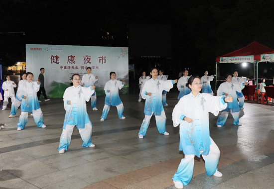 賀州市中醫(yī)醫(yī)院的醫(yī)護人員為群眾展示八段錦中醫(yī)養(yǎng)生功法