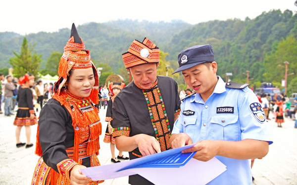 輔警在瑤鄉(xiāng)慶典活動(dòng)中向群眾宣講反詐知識(shí)。荔浦市公安局供圖