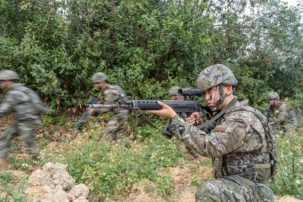 武警官兵快速挺進(jìn)“目標(biāo)”。