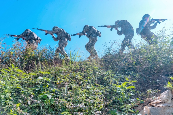 武警官兵開展班組戰(zhàn)術(shù)訓練。