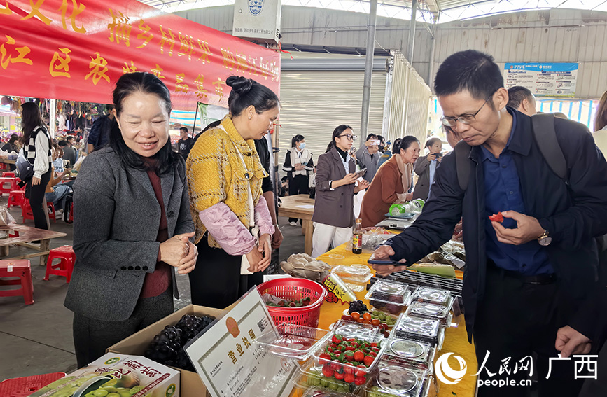 特色農(nóng)產(chǎn)品在成團(tuán)農(nóng)貿(mào)市場(chǎng)展示。人民網(wǎng) 付華周攝