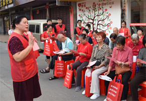 志愿者向社區(qū)居民宣講移風易俗新思想