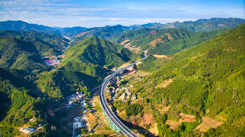 那平高速蜿蜒穿梭于群山之間。莫濤瑋攝