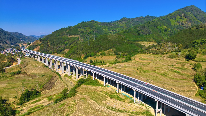 各料特大橋線型順直流暢。景浩攝