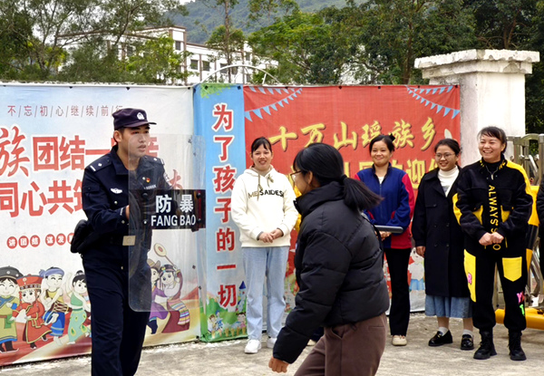 民警演示如何正確使用盾牌