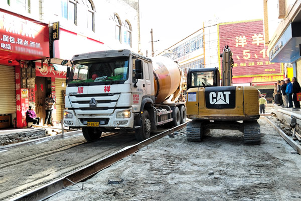 黎村圩桂東路街道改造的施工場景。