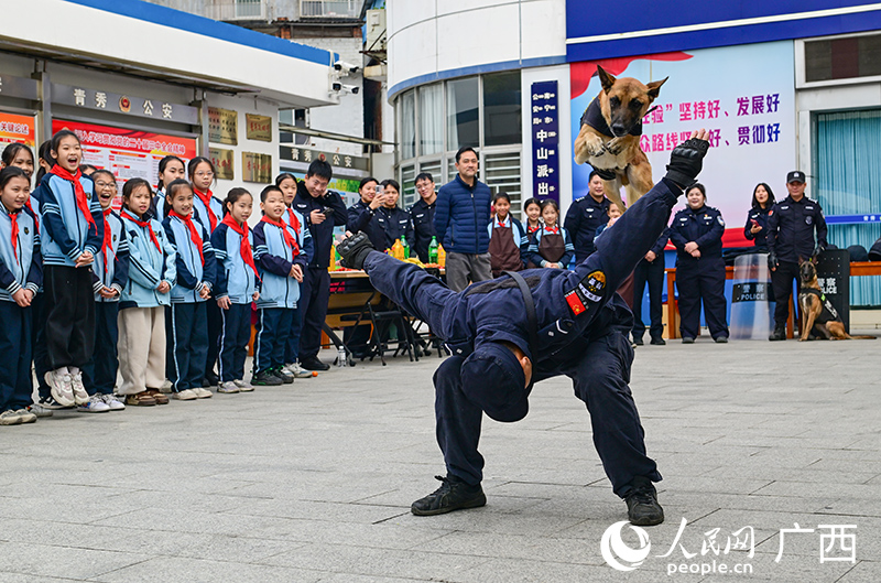 警犬表演。人民網(wǎng) 雷琦竣攝